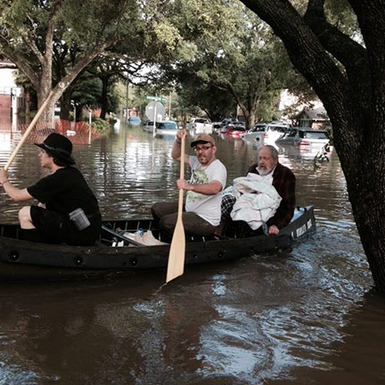 Rabbi & familie in a canoe during the Hurricane